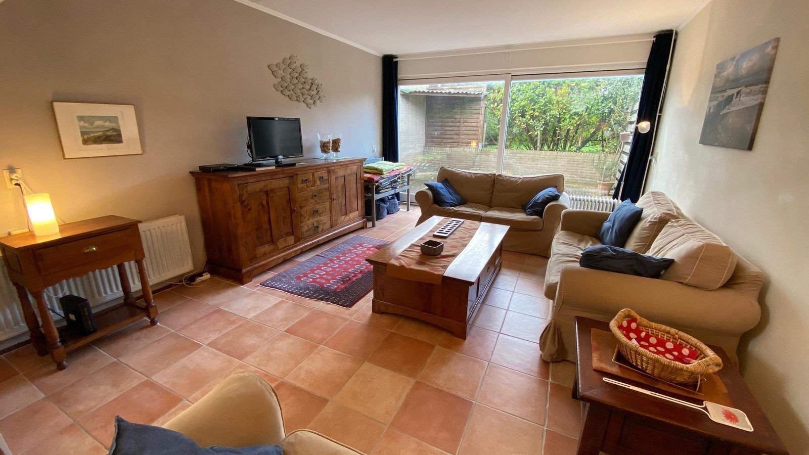 VZ333 Vakantiehuis Cadzand, comfortabele woonkamer met houten meubels, vakantiehuis in Cadzand, Zeeland.