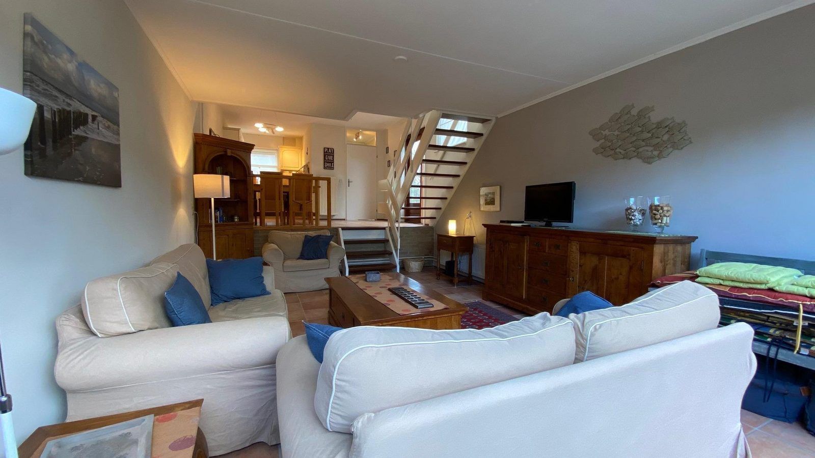 VZ333 Vakantiehuis Cadzand, ruime woonkamer met open trap, vakantiehuis in Zeeuws-Vlaanderen, Zeeland.