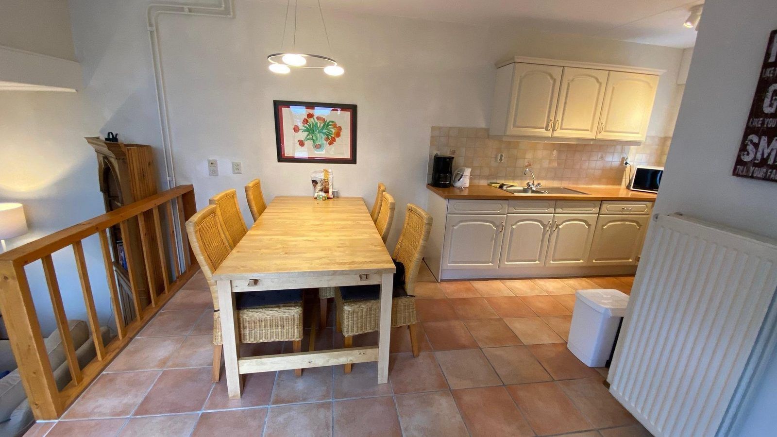 VZ333 Vakantiehuis Cadzand, eetkamer met houten eettafel, vakantiehuis in Cadzand, Zeeland.