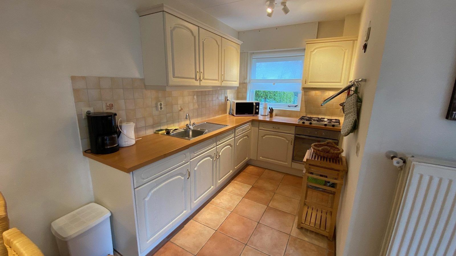 VZ333 Vakantiehuis Cadzand, moderne keuken met veel lichtinval, vakantiehuis in Zeeuws-Vlaanderen, Zeeland.