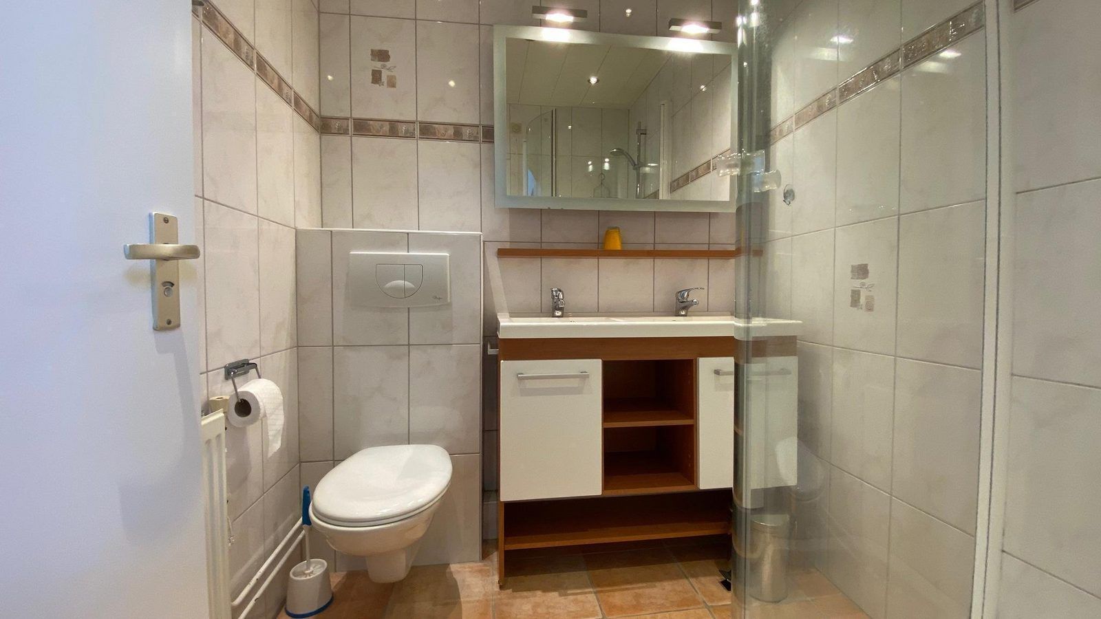 VZ333 Vakantiehuis Cadzand, stijlvolle badkamer met dubbele wastafel, vakantiehuis in Cadzand, Zeeland.