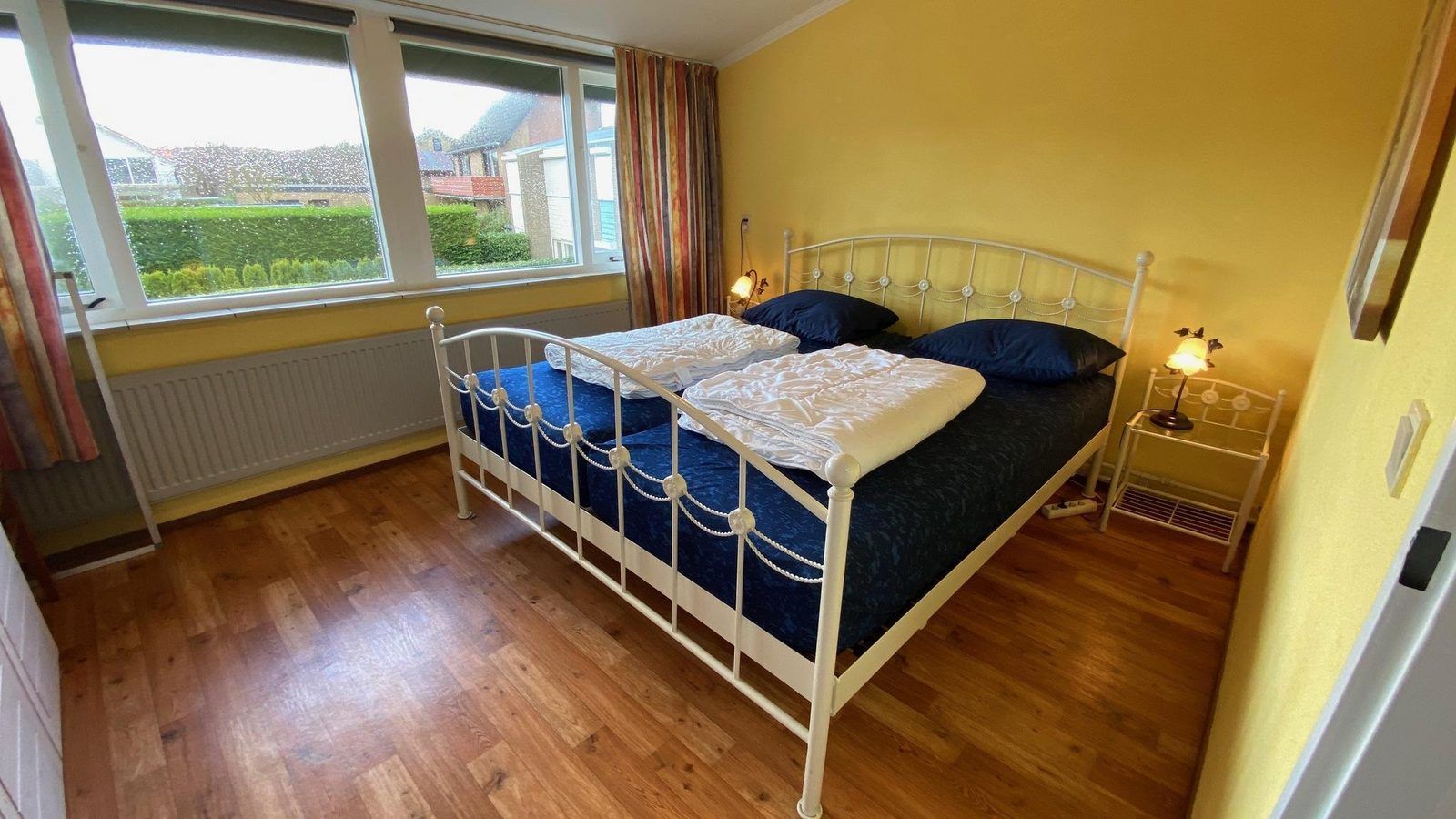 VZ333 Vakantiehuis Cadzand, slaapkamer met uitzicht op de tuin, vakantiehuis in Zeeuws-Vlaanderen, Zeeland.