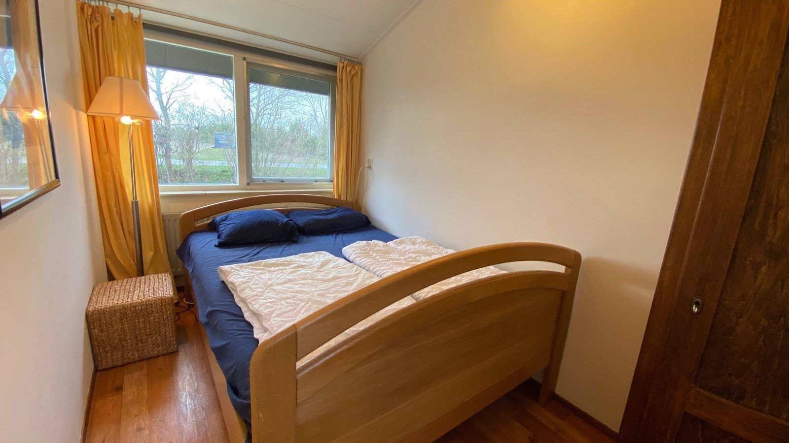 VZ333 Vakantiehuis Cadzand, gezellige slaapkamer met houten meubels, vakantiehuis in Zeeuws-Vlaanderen, Zeeland.
