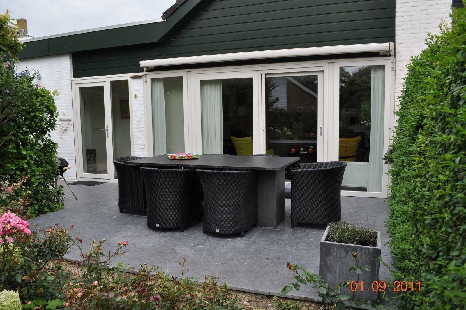 Ruim terras bij VZ702 Vakantiehuis Cadzand in Cadzand, Zeeuws-Vlaanderen, ideaal voor buiten dineren.