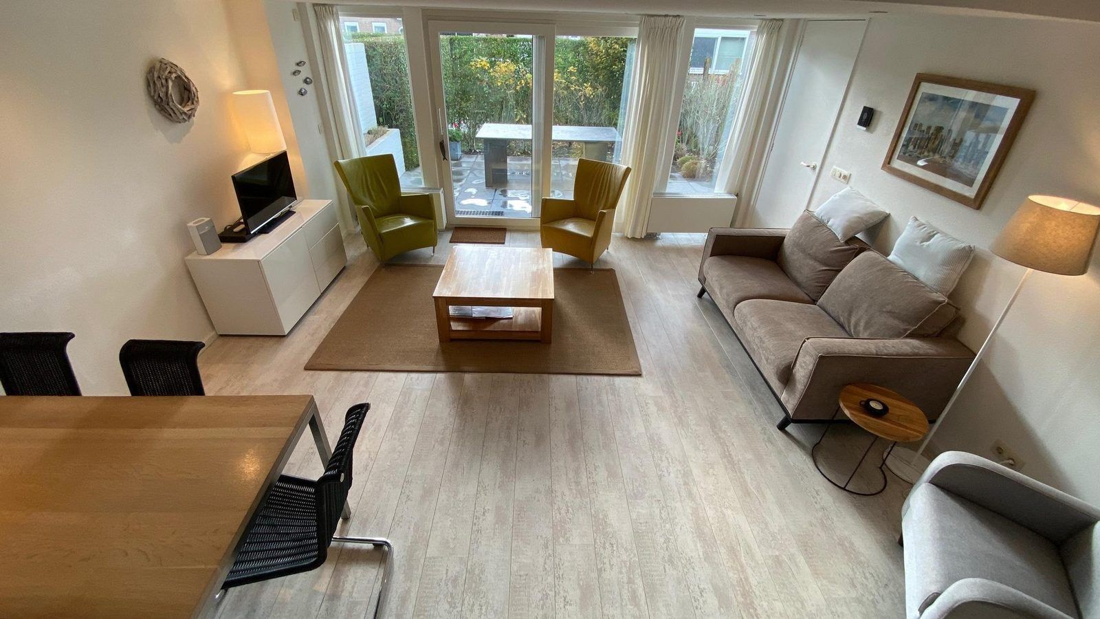 Gezellige woonkamer van VZ702 Vakantiehuis Cadzand in Cadzand, Zeeuws-Vlaanderen, met moderne inrichting.