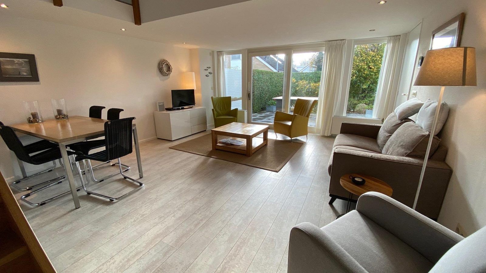 Eetkamer in VZ702 Vakantiehuis Cadzand, Cadzand, Zeeuws-Vlaanderen, met veel natuurlijk licht.