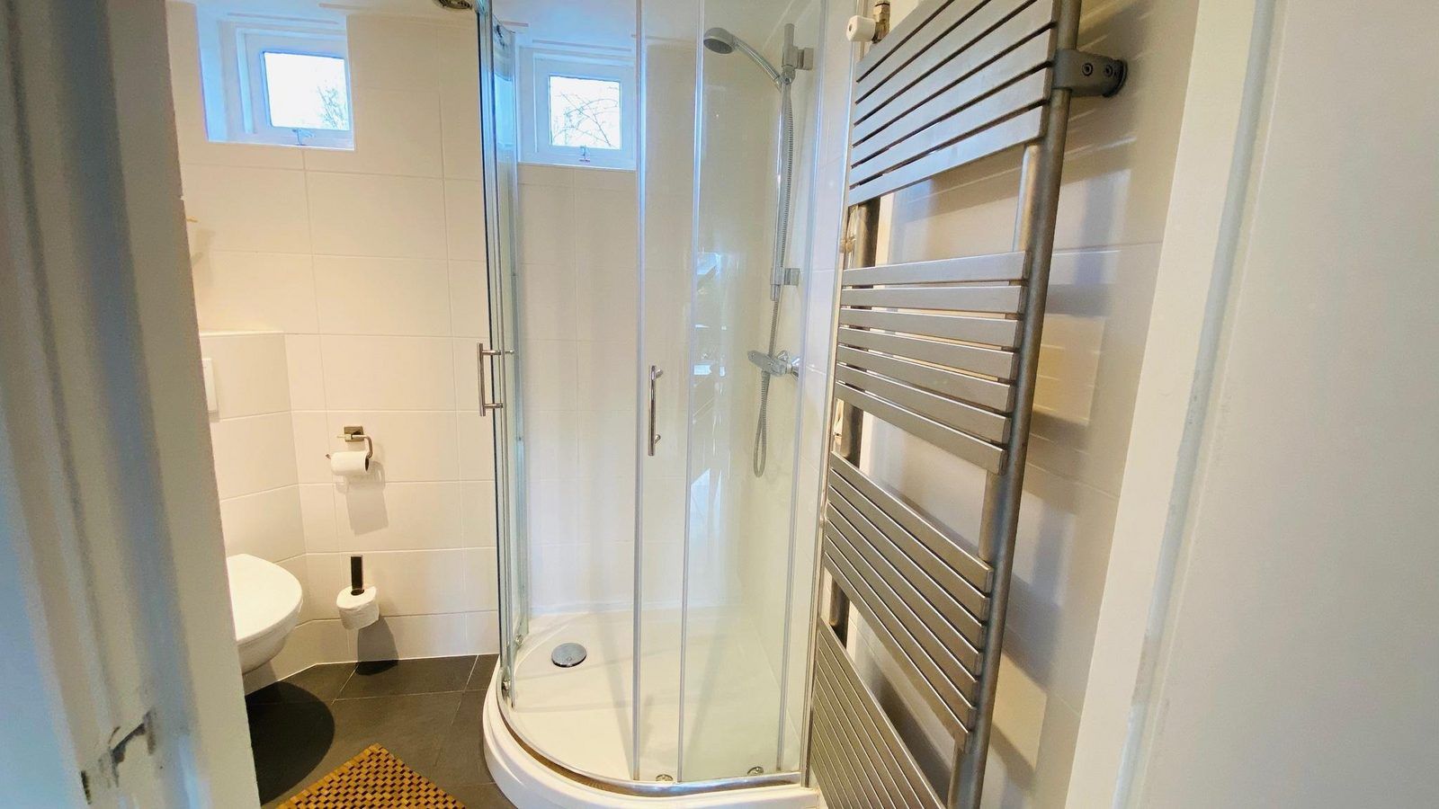 Comfortabele zithoek in VZ702 Vakantiehuis Cadzand, Cadzand, Zeeuws-Vlaanderen, voor ontspanning.