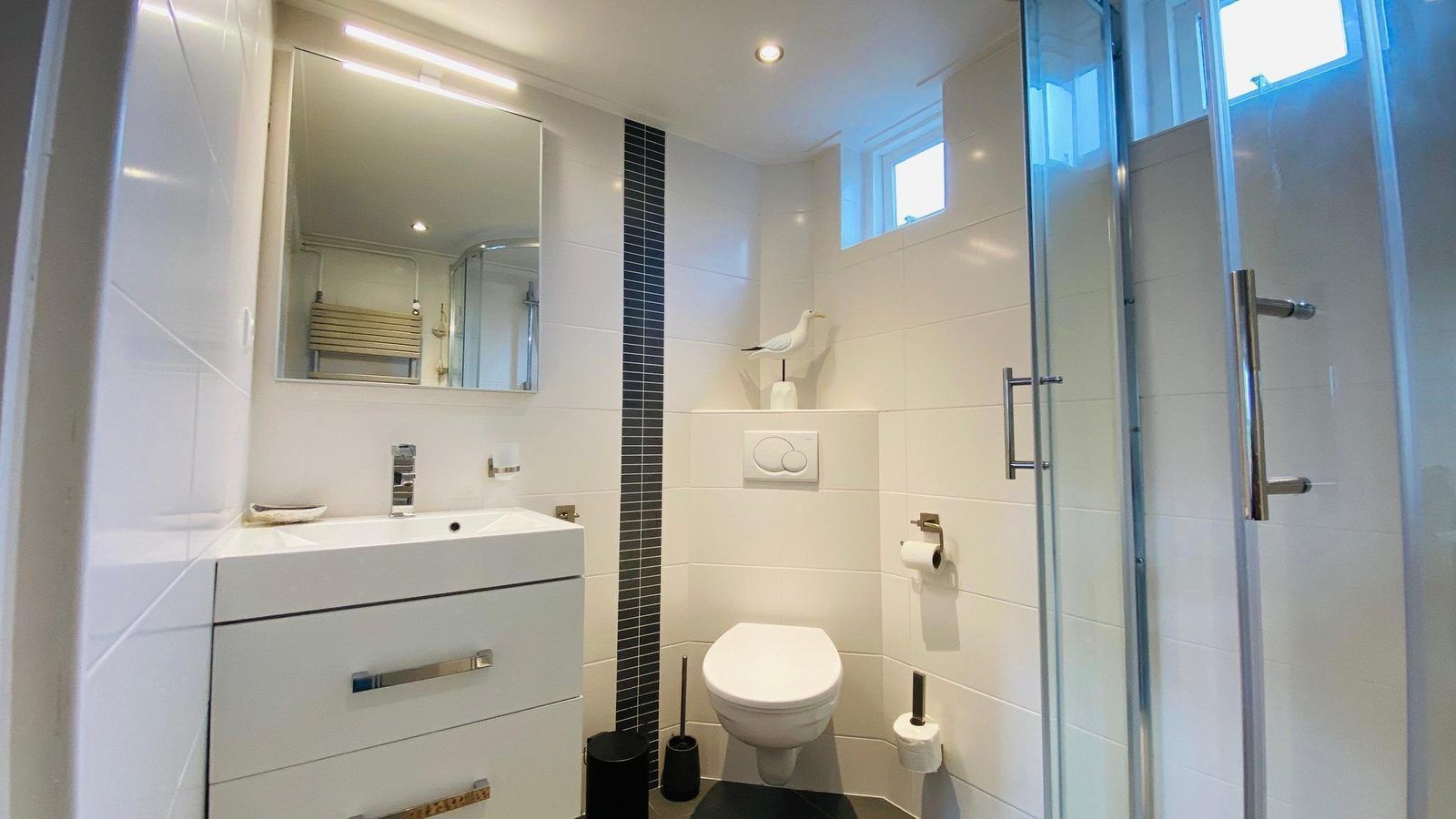 Moderne keuken in VZ702 Vakantiehuis Cadzand, Cadzand, Zeeuws-Vlaanderen, met veel werkruimte.