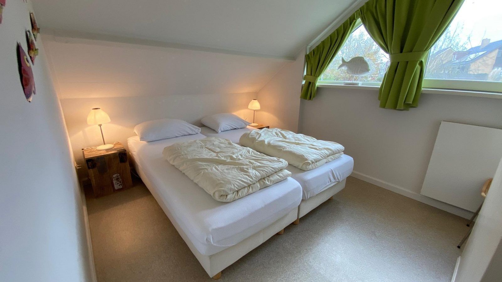 Sfeervolle slaapkamer in VZ702 Vakantiehuis Cadzand, Cadzand, Zeeuws-Vlaanderen, met decoratieve elementen.