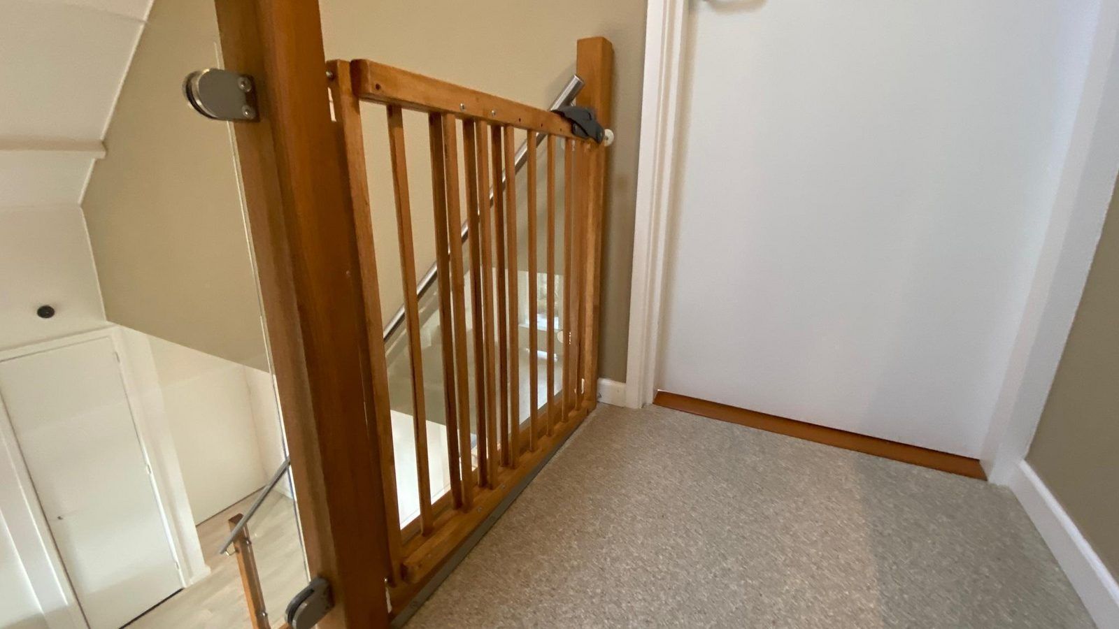 Gezellige eetruimte in VZ702 Vakantiehuis Cadzand, Cadzand, Zeeuws-Vlaanderen, met houten tafel.