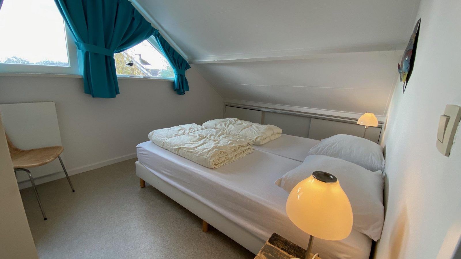 Ruime badkamer in VZ702 Vakantiehuis Cadzand, Cadzand, Zeeuws-Vlaanderen, met moderne voorzieningen.