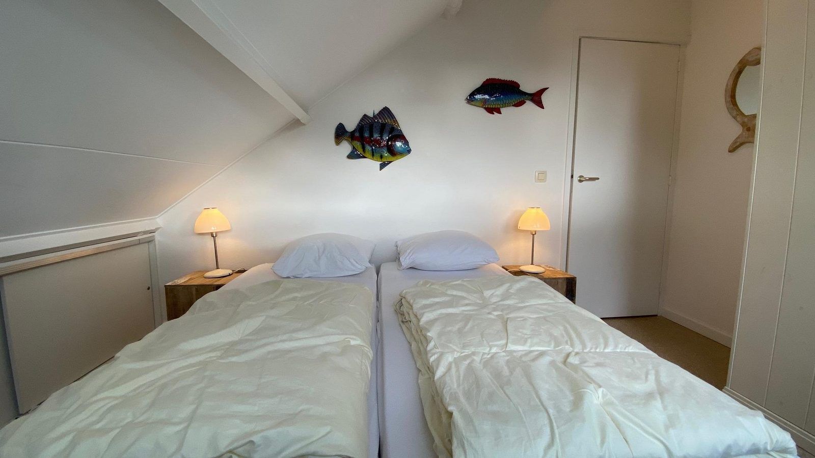 Charmante slaapkamer in VZ702 Vakantiehuis Cadzand, Cadzand, Zeeuws-Vlaanderen, met uitzicht op de tuin.