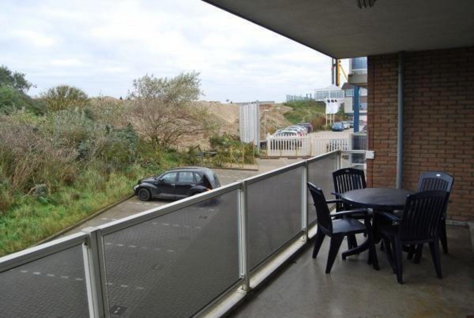 Sonnige Terrasse von VZ571 Appartement Cadzand in Cadzand, ideal fuer Entspannung in Zeeuws-Vlaanderen, Zeeland.