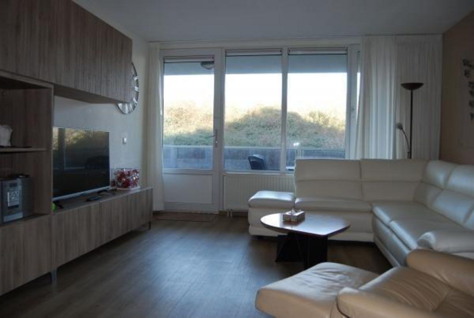 Gemuetliches Wohnzimmer von VZ571 Apartment Cadzand mit moderner Einrichtung, ideales Ferienhaus in Zeeland.