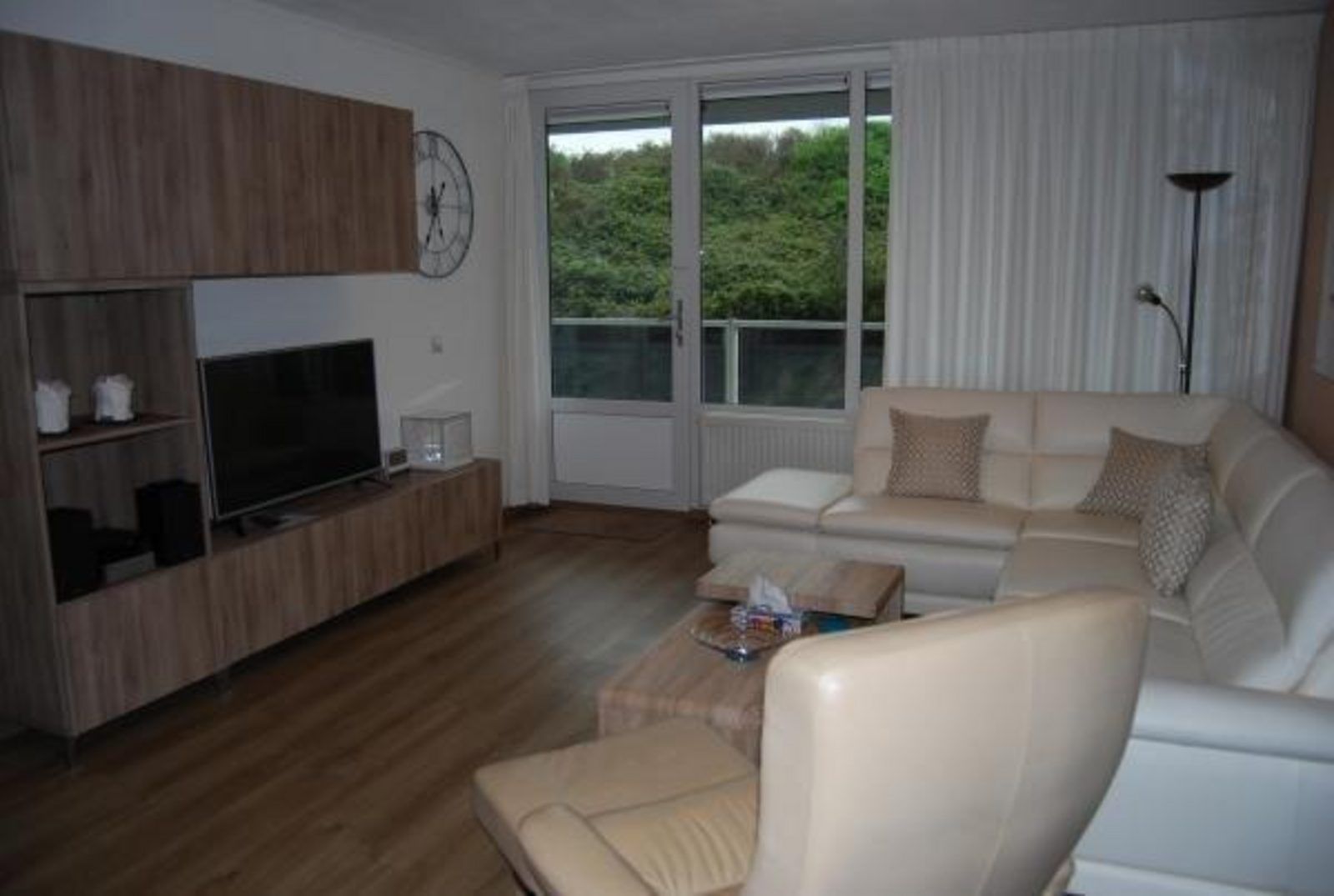 Stilvolles Wohnzimmer von VZ571 Ferienwohnung Cadzand mit komfortablen Moebeln, Ferienunterkunft in Cadzand, Zeeland.