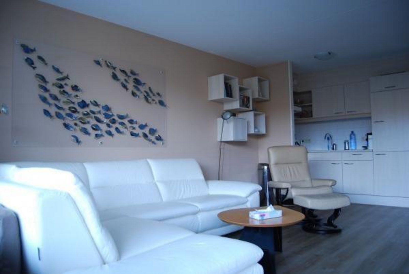 Offenes Wohnzimmer und Kueche in VZ571 Ferienwohnung Cadzand, Ferienunterkunft in Cadzand, Zeeuws-Vlaanderen.