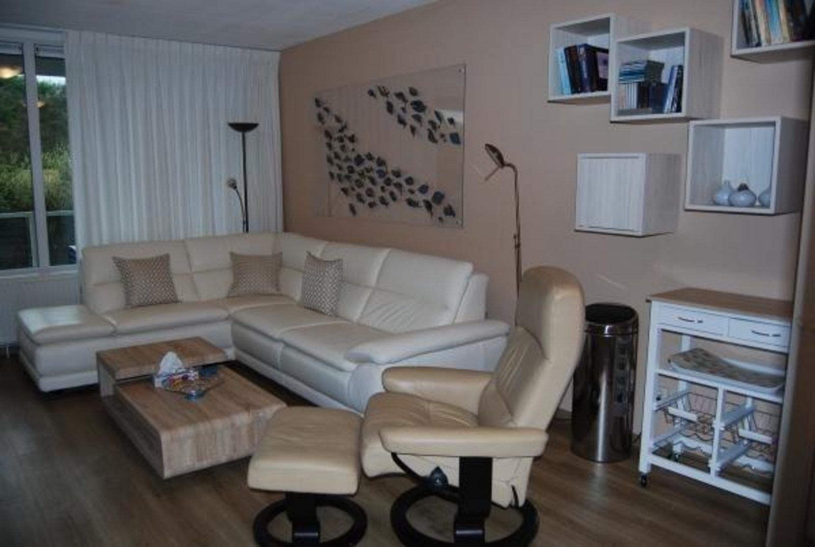 Geraeumiges Wohnzimmer von VZ571 Apartment Cadzand mit modernen Moebeln, ideales Ferienhaus in Zeeland.