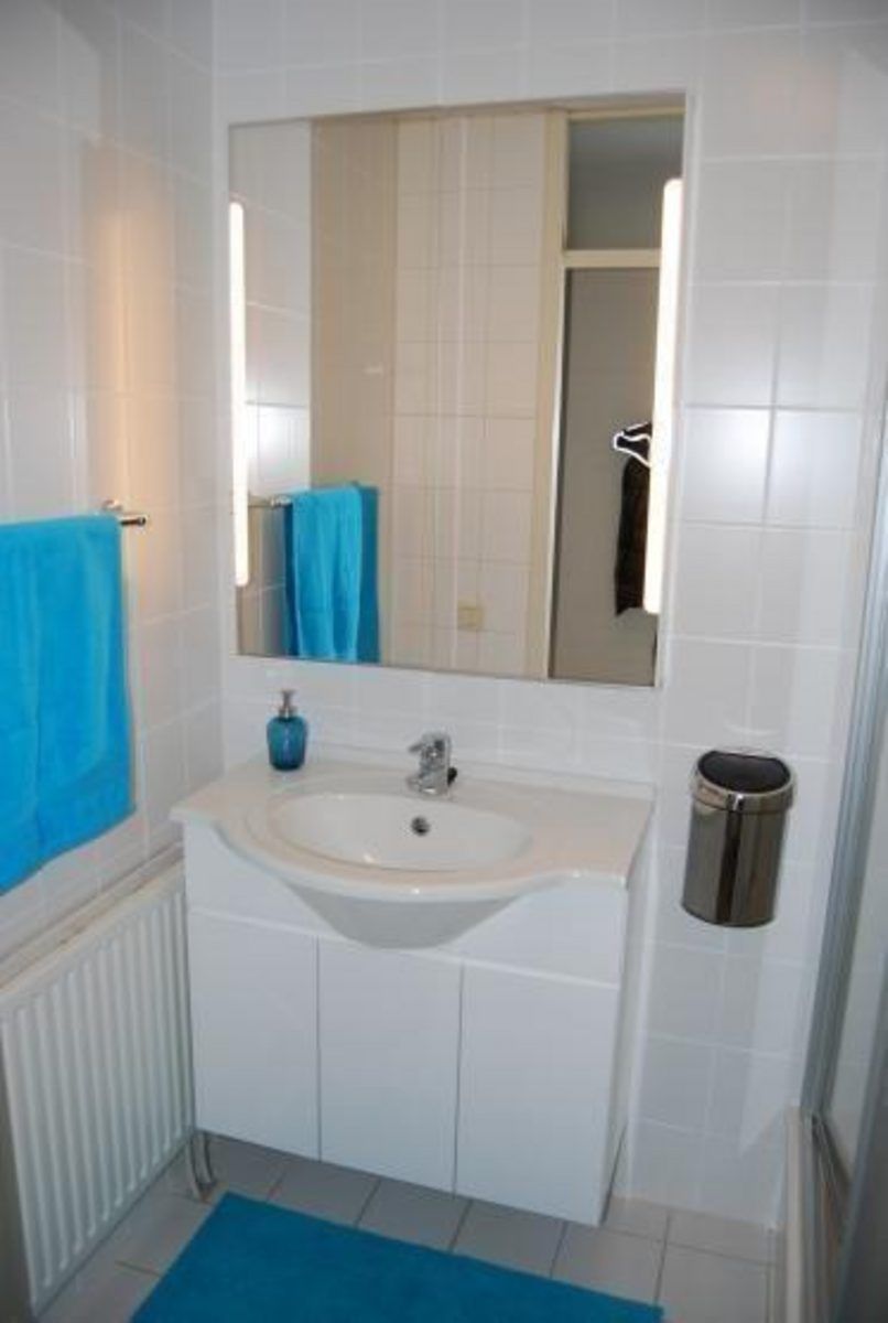 Modernes Badezimmer mit Waschbecken in VZ571 Apartment Cadzand, komfortables Ferienhaus in Zeeland.
