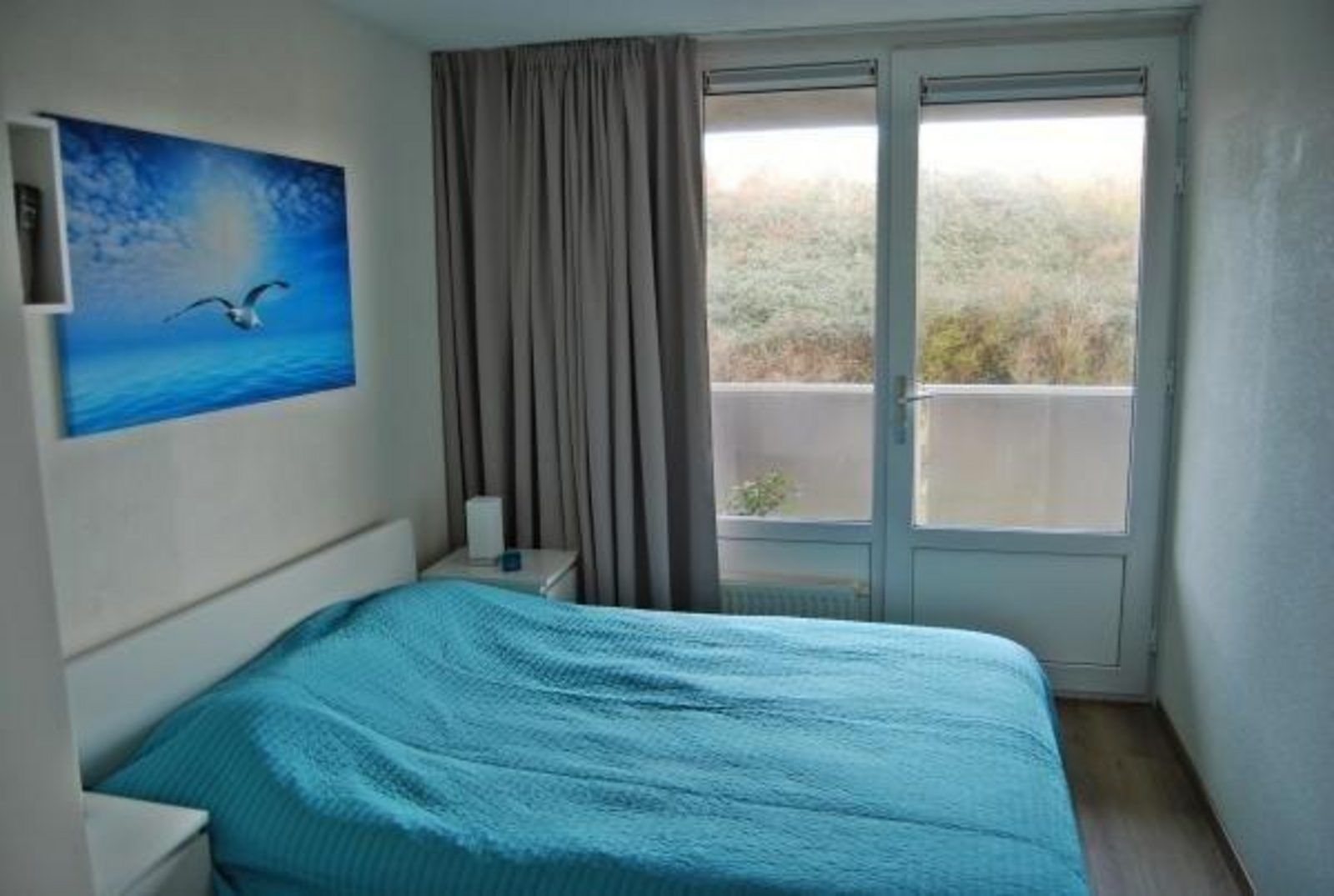 Schlafzimmer mit Blick auf die Duenen in VZ571 Ferienwohnung Cadzand, ideale Ferienunterkunft in Zeeland.