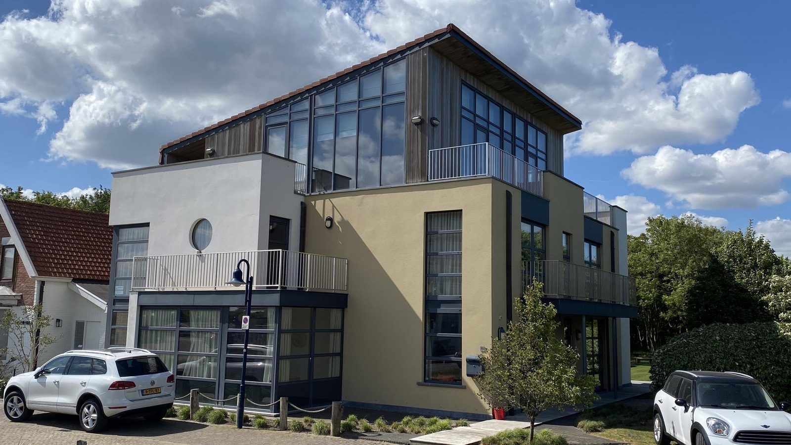 Stijlvol ontworpen VZ193 Appartement Cadzand in Zeeuws-Vlaanderen met grote ramen en balkon in Cadzand, Zeeland.