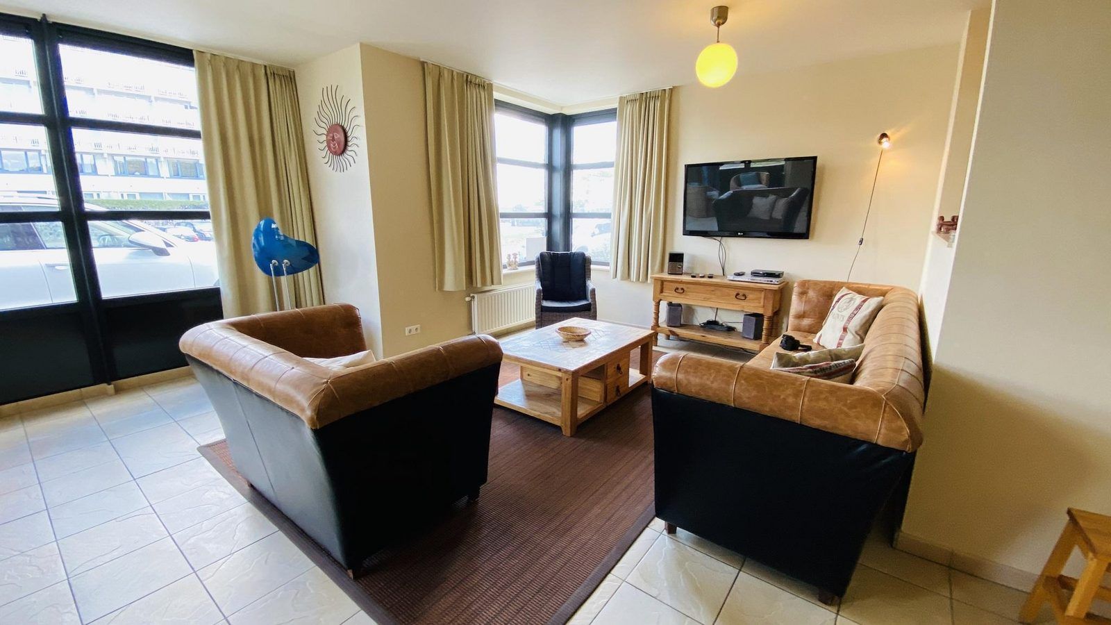 Comfortabele woonkamer in VZ193 Appartement Cadzand met leren banken in Cadzand, Zeeuws-Vlaanderen, Zeeland.