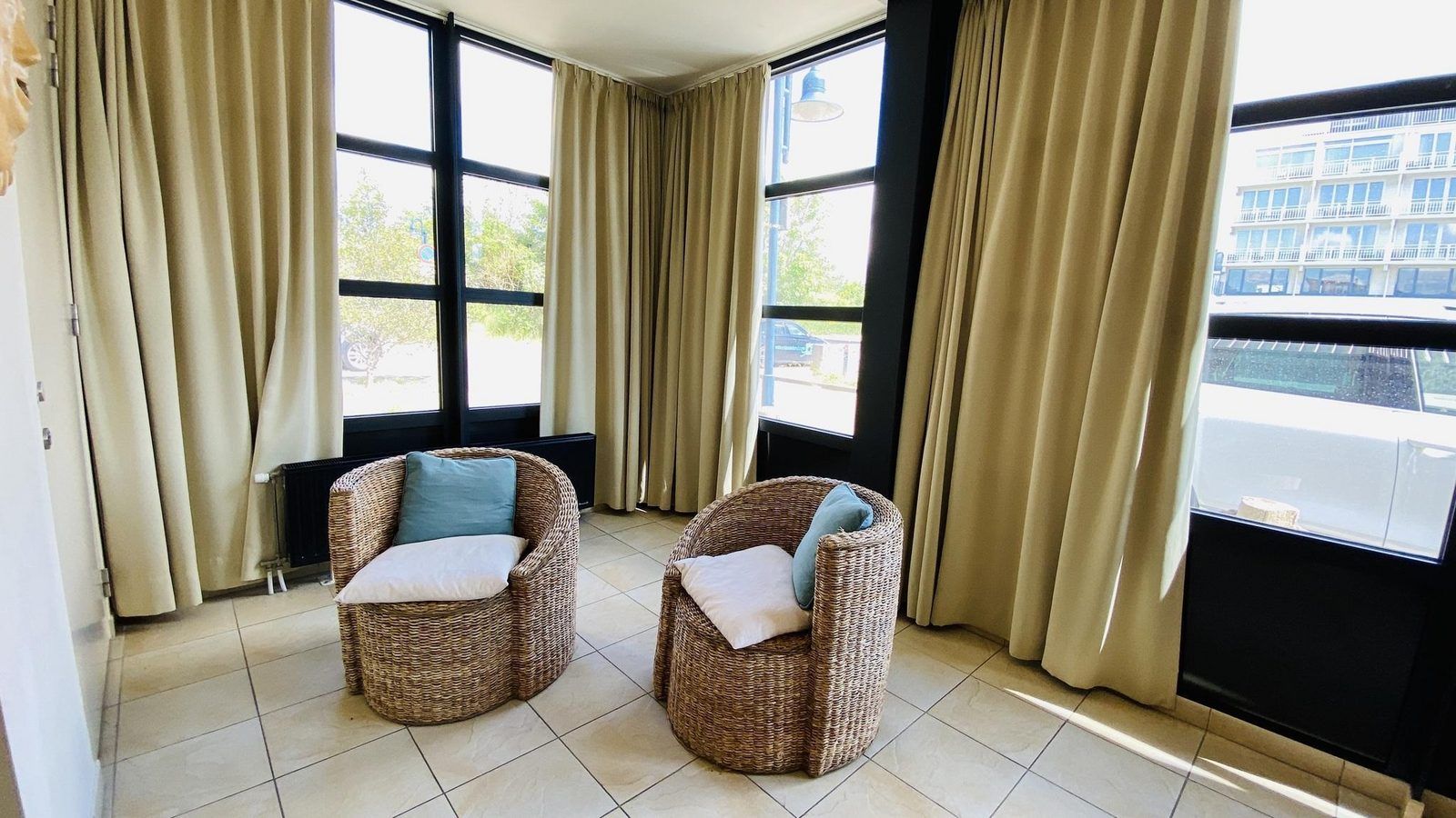 Zithoek met rieten stoelen in VZ193 Appartement Cadzand, Zeeuws-Vlaanderen, Cadzand, Zeeland.