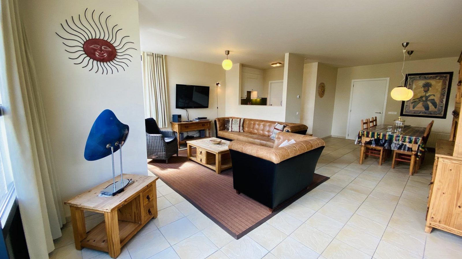 Moderne woonkamer met tv en kunst in VZ193 Appartement Cadzand in Zeeuws-Vlaanderen, Cadzand, Zeeland.