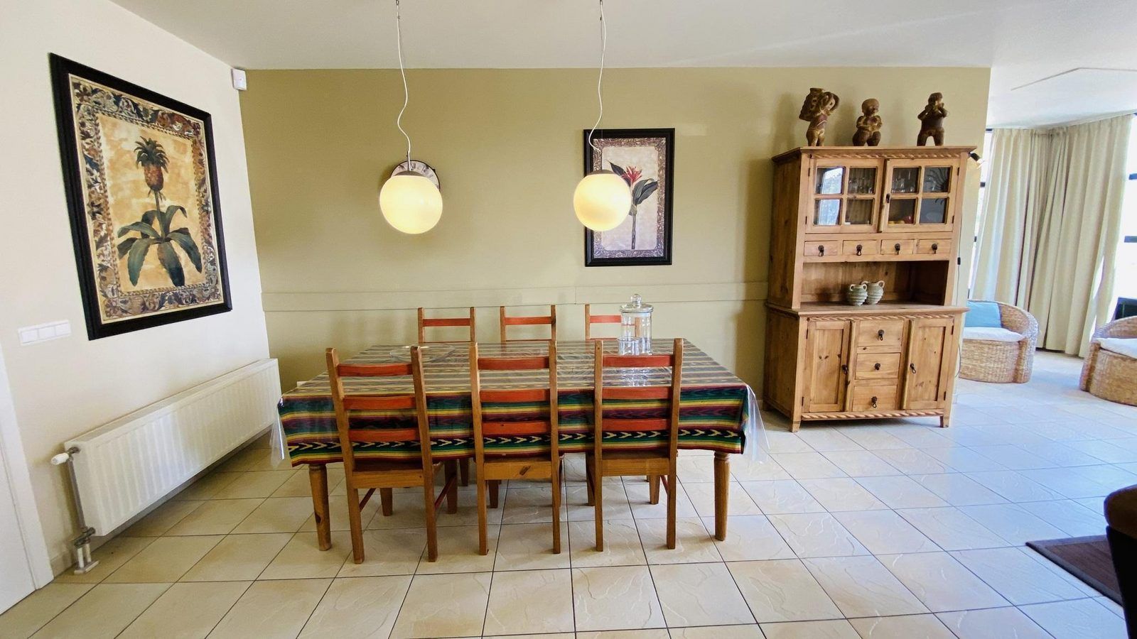 Eetkamer met houten meubels in VZ193 Appartement Cadzand, Zeeuws-Vlaanderen, Cadzand, Zeeland.