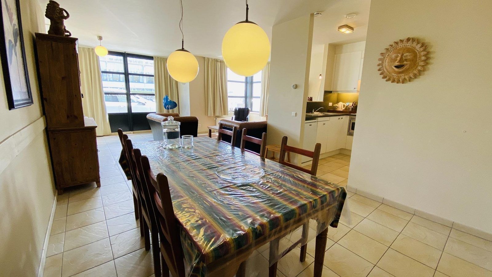 Grote eettafel in VZ193 Appartement Cadzand, ideaal voor familiediners in Cadzand, Zeeuws-Vlaanderen, Zeeland.