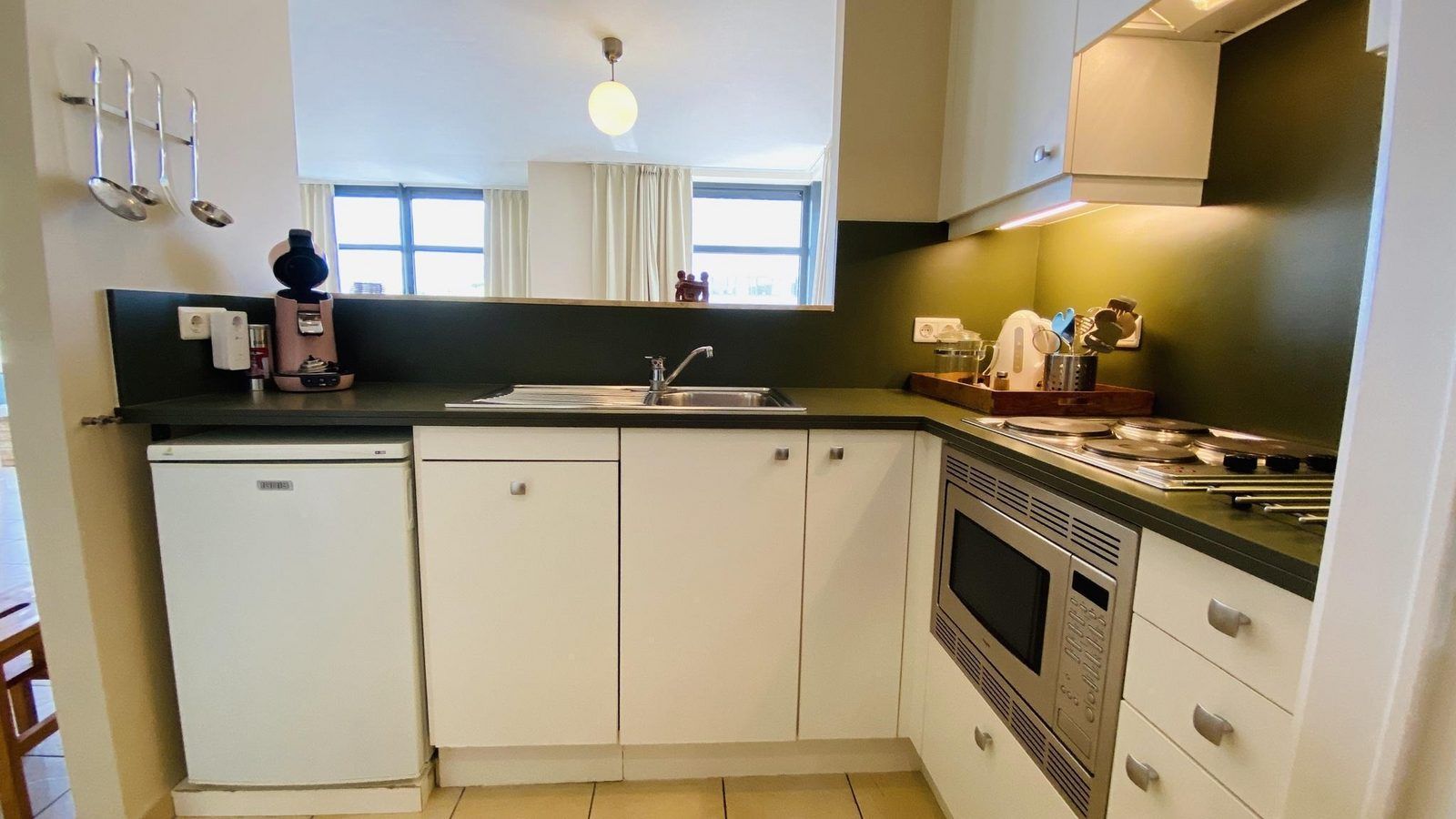Praktische keuken met moderne apparatuur in VZ193 Appartement Cadzand, Zeeuws-Vlaanderen, Cadzand, Zeeland.