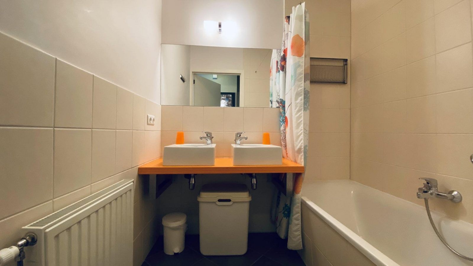 Moderne badkamer met dubbele wastafel in VZ193 Appartement Cadzand, Zeeuws-Vlaanderen, Cadzand, Zeeland.