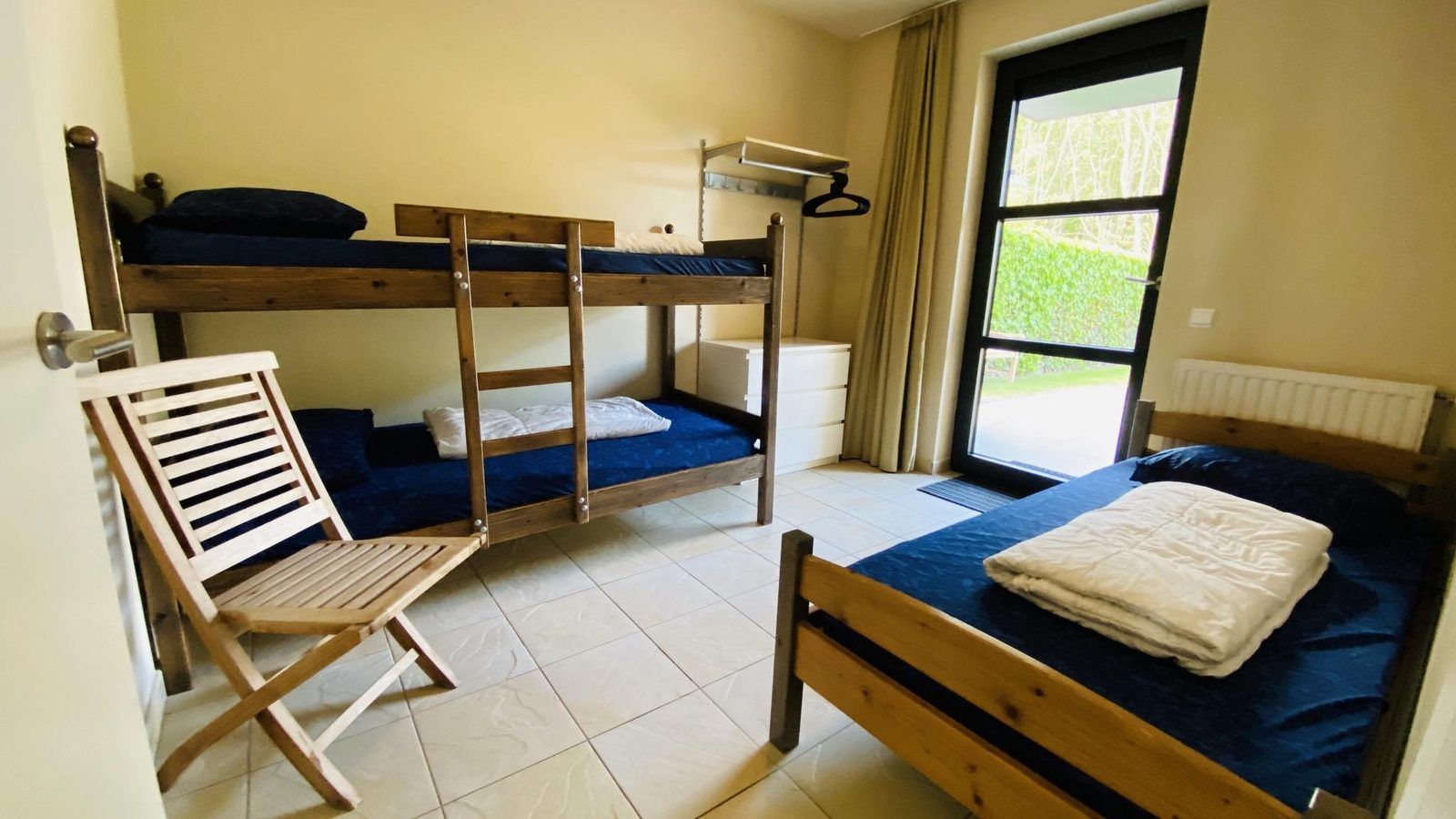Slaapkamer met stapelbedden in VZ193 Appartement Cadzand, ideaal voor kinderen in Cadzand, Zeeuws-Vlaanderen, Zeeland.