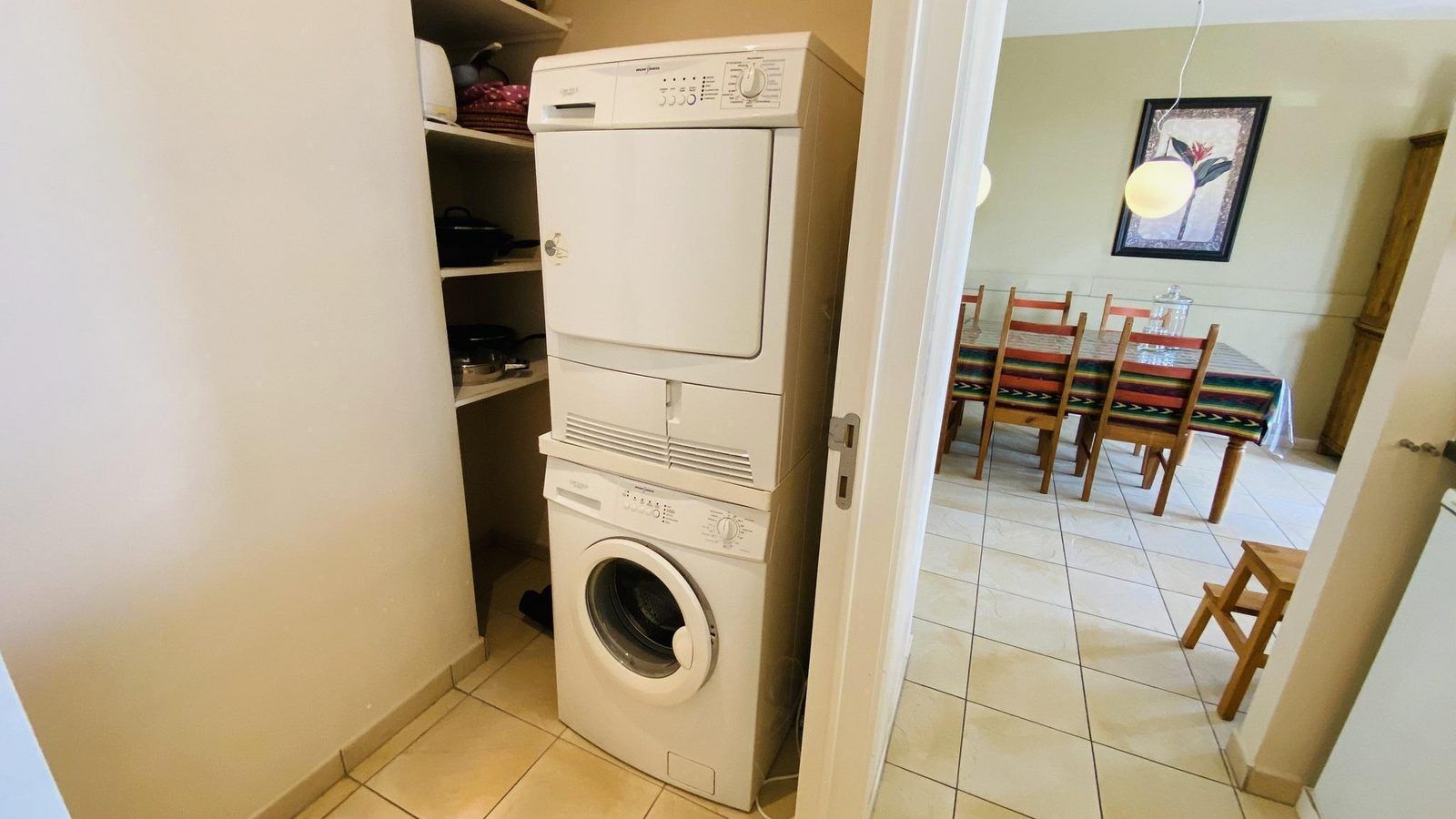 Handige wasruimte met wasmachine in VZ193 Appartement Cadzand, Zeeuws-Vlaanderen, Cadzand, Zeeland.