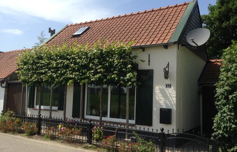 Charmantes Ferienhaus in Schoondijke, Zeeuws-Vlaanderen, mit gruener Umgebung und klassischer Architektur, ideal fuer einen entspannten Aufenthalt.