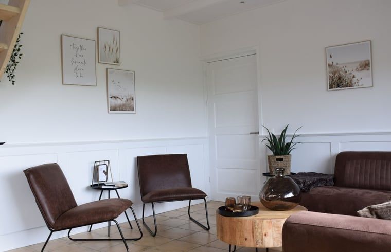 Stilvolles Wohnzimmer des Ferienhauses in Schoondijke, Zeeuws-Vlaanderen, mit moderner Einrichtung und gemuetlicher Sitzecke in Zeeland.