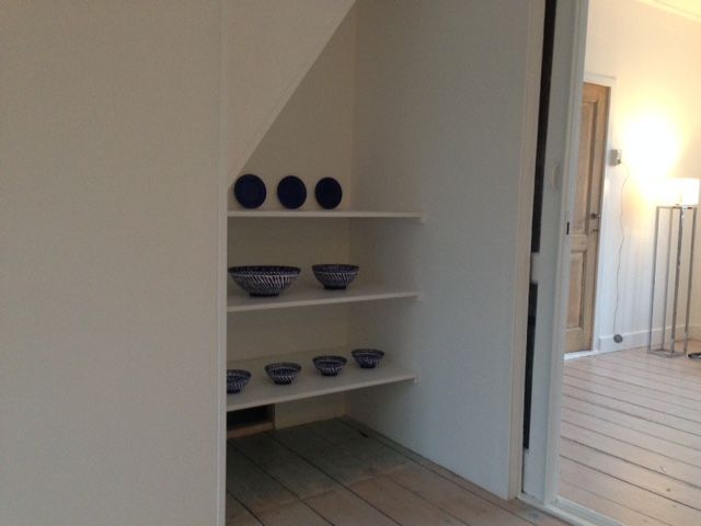 Stijlvolle inrichting met open planken in vakantiehuis Landstraat, Aardenburg, Zeeuws-Vlaanderen.