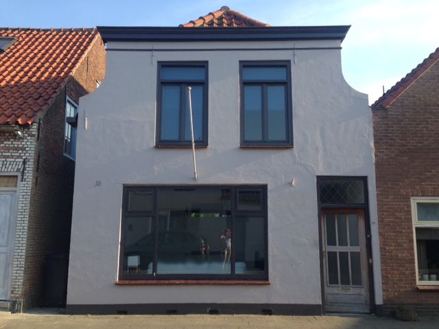 Buitenkant van vakantiehuis Landstraat, Aardenburg, Zeeland, met traditionele architectuur.