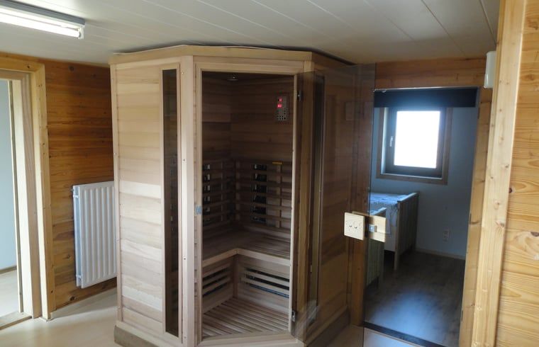 Ontspan in de luxe sauna van Vakantiehuis in Sluis, een sfeervol vakantiehuis in het rustieke Zeeuws-Vlaanderen, Zeeland.