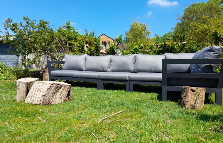 Geniet van de groene tuin en comfortabele zitplek bij Vakantiehuis in Sluis, gelegen in het prachtige Zeeuws-Vlaanderen, Zeeland.