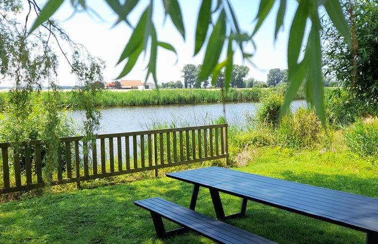 Geniet van de serene natuur bij Vakantiehuis in Sluis, gelegen aan het water in Zeeuws-Vlaanderen, ideaal voor ontspanning in Zeeland.