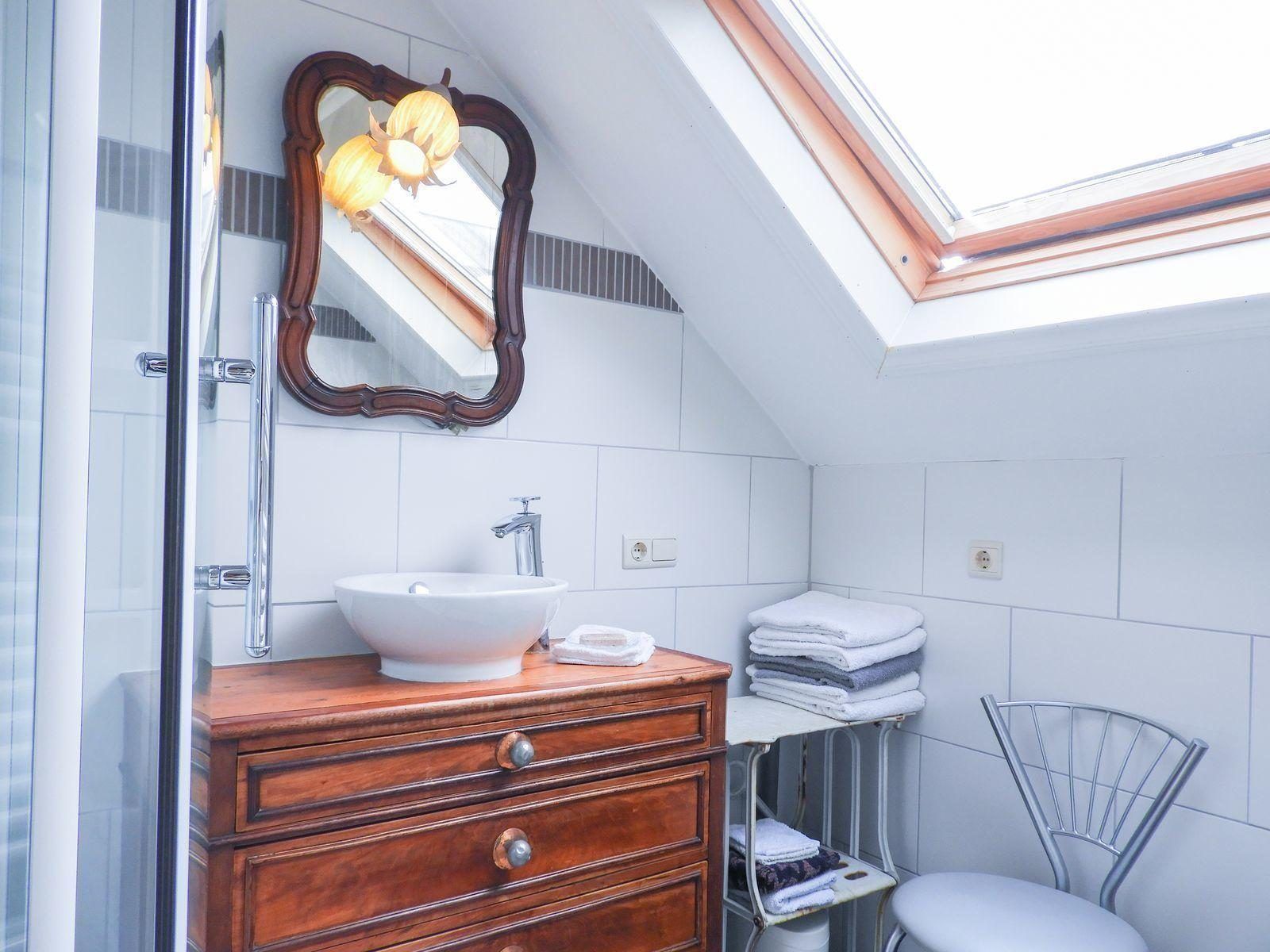 Modern shower cabin in VZ052 Apartment Sluis, Sluis, Zeeuws-Vlaanderen for ultimate comfort.