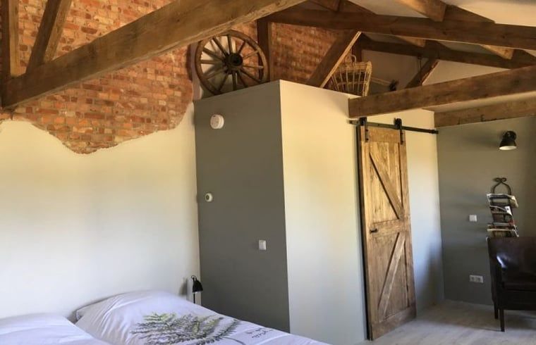 Authentisches Interieur des Cottage in Axel mit Backsteinwand und rustikalen Elementen.