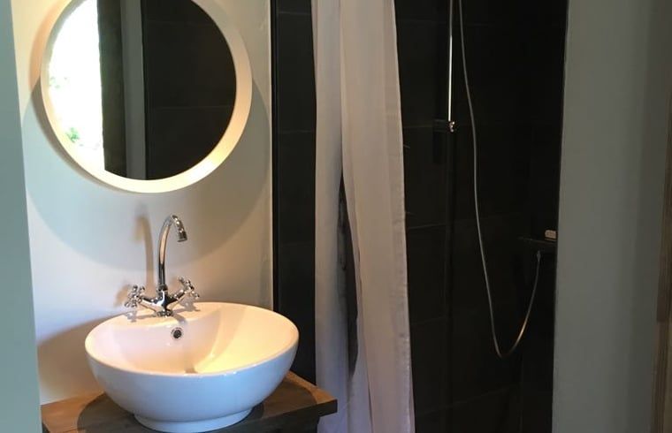 Modernes Badezimmer im Ferienhaus in Axel mit stilvollem Waschbecken und Regendusche.