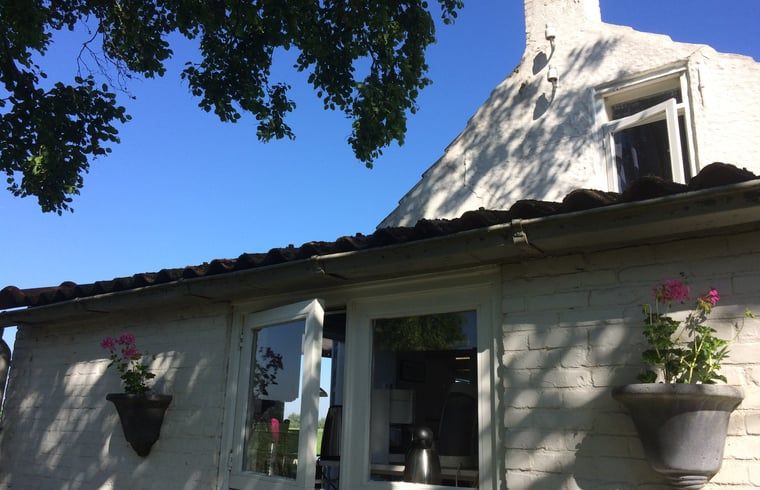 Licht interieur van Vakantiehuis in Walsoorden, Zeeuws-Vlaanderen, met authentieke houten details.