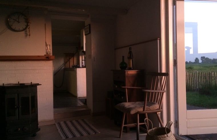 Gezellige keuken in Vakantiehuis in Walsoorden, Zeeuws-Vlaanderen, met moderne apparatuur en landelijke charme.