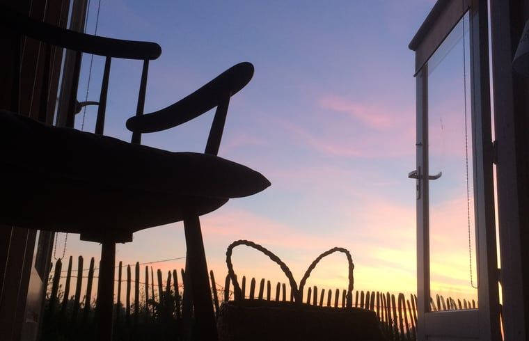 Praktische keuken in Vakantiehuis in Walsoorden, Zeeuws-Vlaanderen, met uitzicht op de tuin.