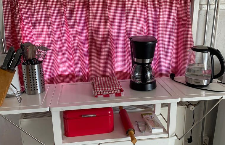 Moderne keukenapparatuur in Vakantiehuis in Walsoorden, Zeeuws-Vlaanderen, ideaal voor een comfortabel verblijf.