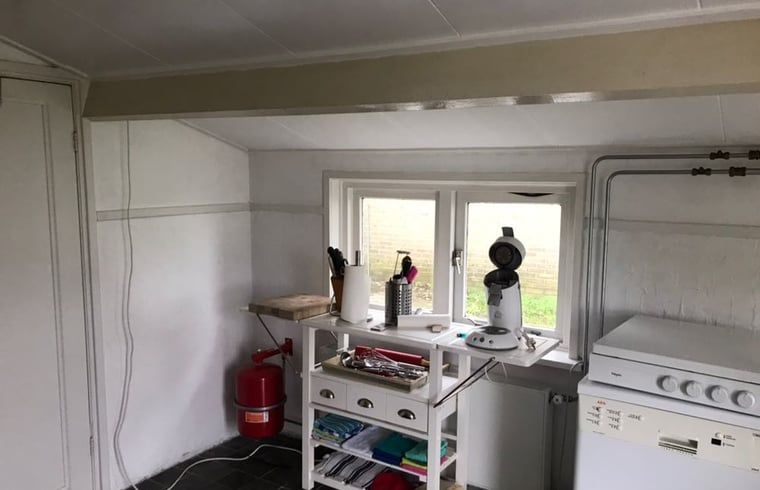 Landelijke keuken in Vakantiehuis in Walsoorden, Zeeuws-Vlaanderen, met uitzicht op de natuur.