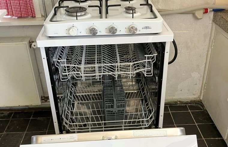 Ruime slaapkamer in Vakantiehuis in Walsoorden, Zeeuws-Vlaanderen, met comfortabele bedden en veel licht.