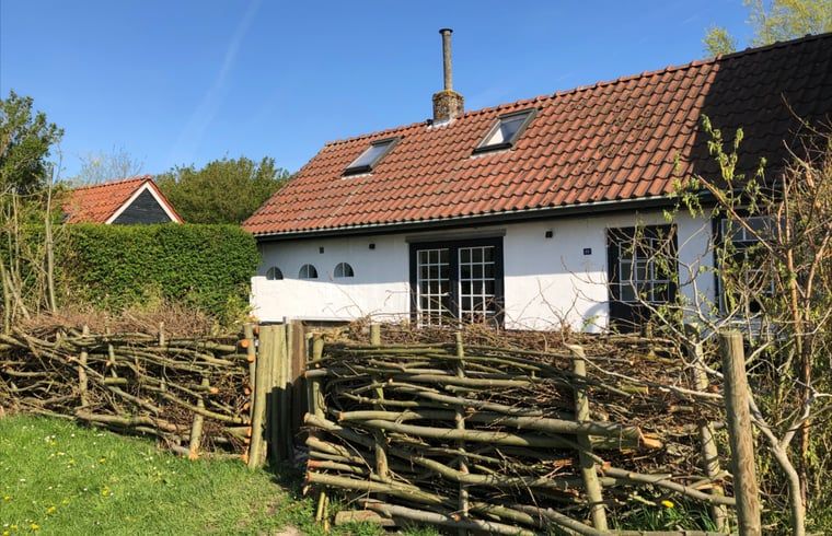 Rustikales Aeusseres eines Ferienhauses in Walsoorden, Zeeland-Flandern, umgeben von Natur.